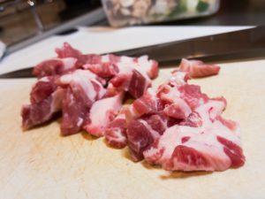 豚肩ロース肉焼肉用を炒飯の具材たちよりちょい大き目に切断