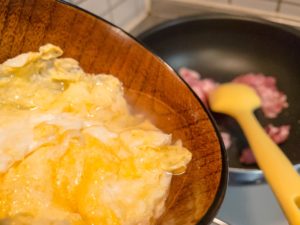 ラードで炒り卵 40秒ほどで鍋から中座