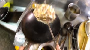 園食堂店主による炒飯鍋振り