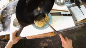 園食堂店主による炒飯盛付け
