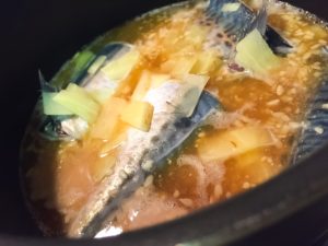 お出汁をベースに鯖味噌煮込み