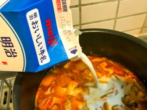 お出汁キムチ鍋に牛乳投入
