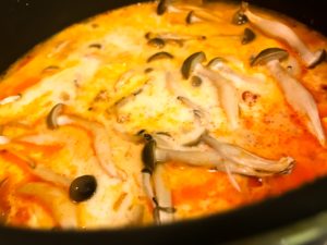 お出汁牛乳しめじキムチ鍋