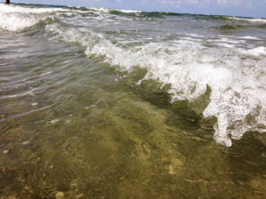 2012年の象潟海水浴場の波
