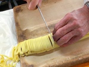 園食堂　店主による麺の裁断